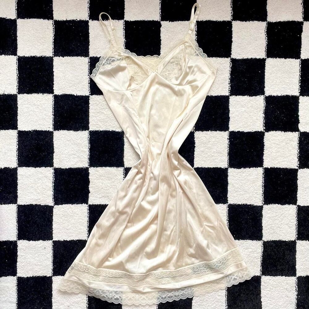 Vintage Vanity Fair Cream Slip
